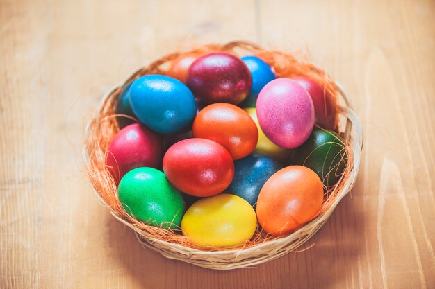 Oeufs de Pâques dans le panier