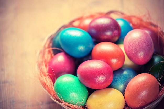 Oeufs de Pâques dans le panier