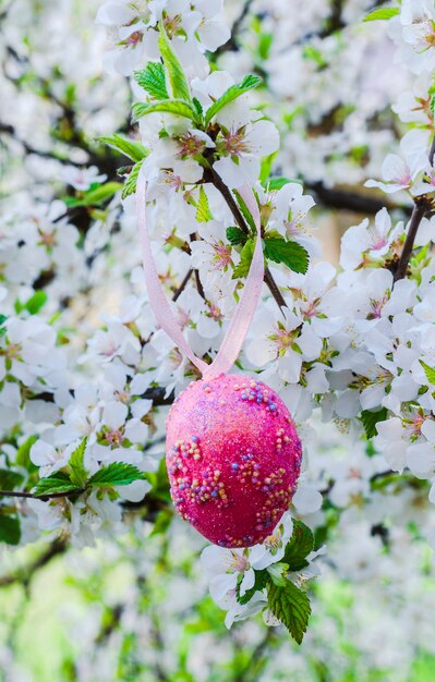 Oeufs de Pâques décoratifs sur un arbre en fleurs