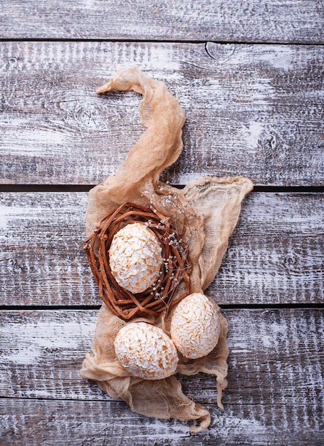 Oeufs de Pâques décoratifs blancs et dorés.