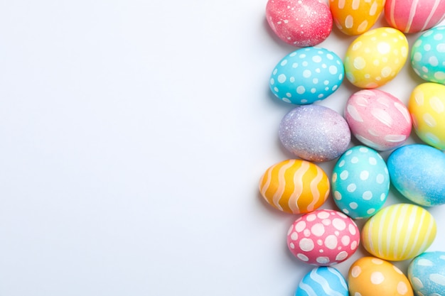 Oeufs de Pâques décoratifs sur fond blanc