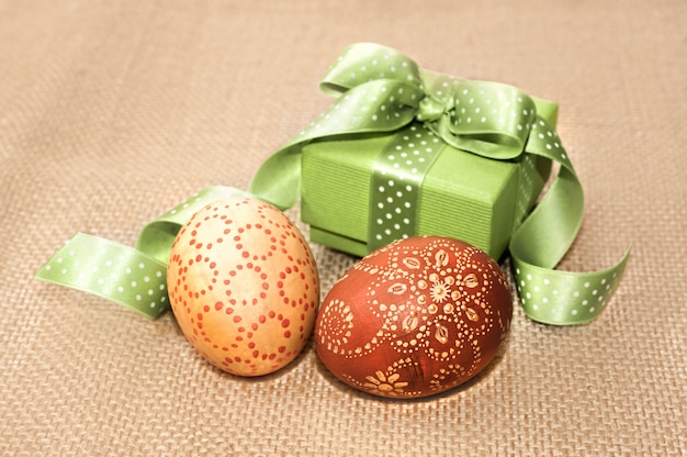 Oeufs de Pâques décorés et coffret cadeau