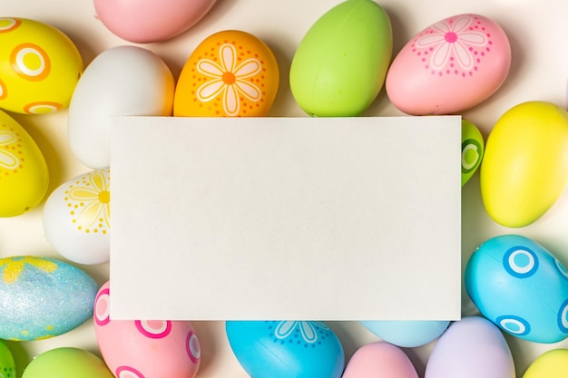 Des œufs de Pâques décorés en couleurs et un lapin avec une carte vierge invitation de Pâques