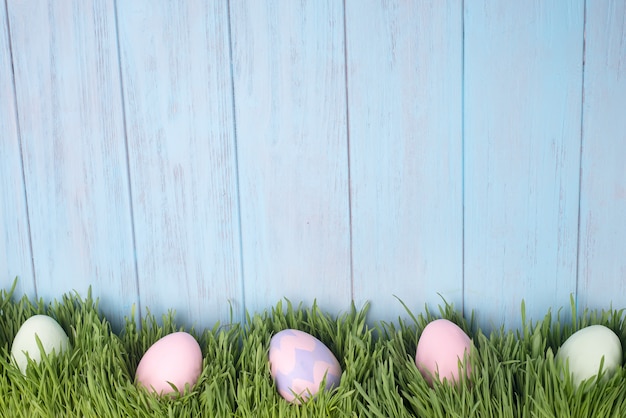 Oeufs de Pâques décorés dans l&#39;herbe