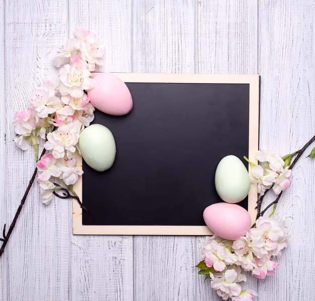 Oeufs de Pâques décorés dans l&#39;herbe