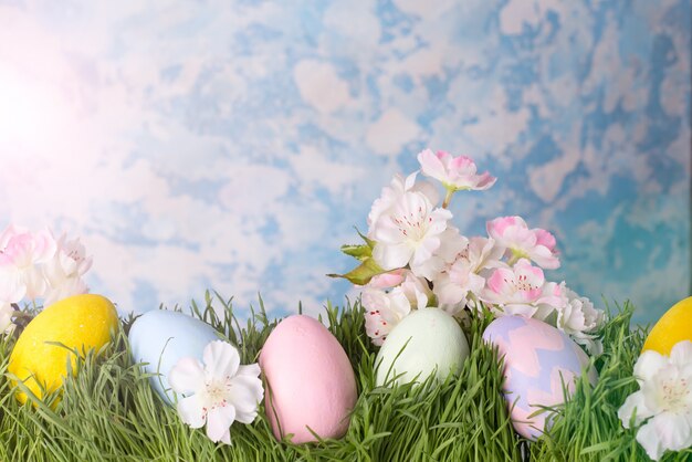 Oeufs de Pâques décorés dans l&#39;herbe