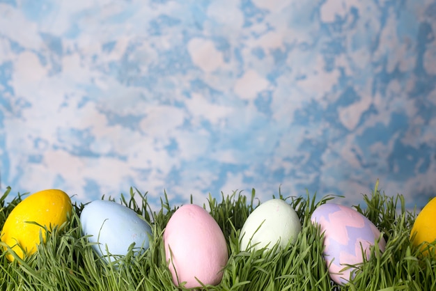 Oeufs de Pâques décorés dans l&#39;herbe