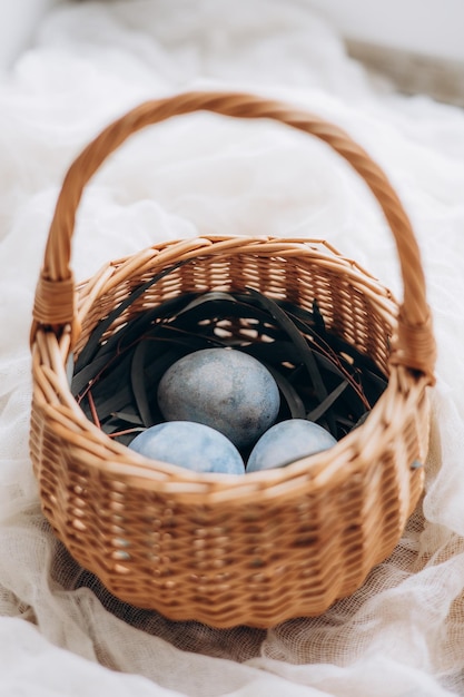 Oeufs de Pâques décorés de façon festive peints avec des phares bleus naturels en les trempant dans du thé à la jacinthe de thé