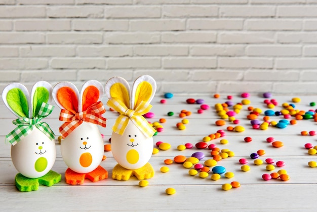 Oeufs de Pâques décorés sur fond de confettis au chocolat