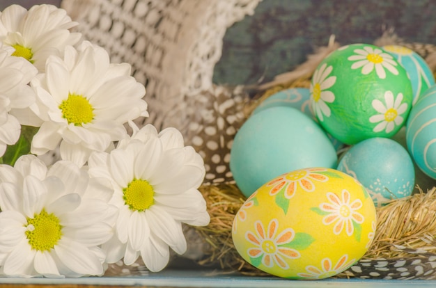 Oeufs de Pâques décorés avec marguerites