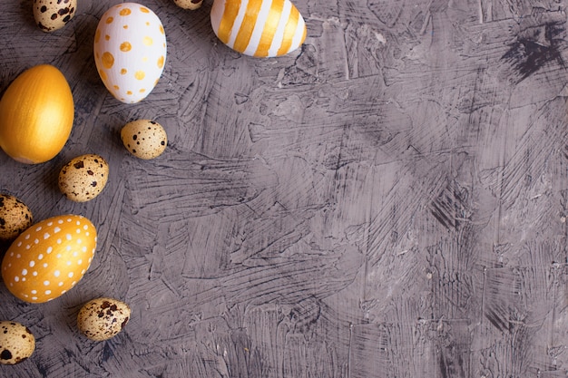 Oeufs de Pâques dorés et blancs avec des œufs de caille