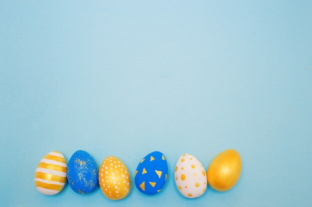 Oeufs de Pâques dorés et bleus