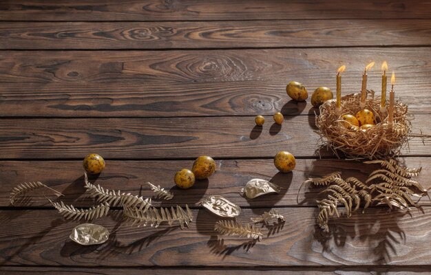 Oeufs de pâques dorés sur fond de bois foncé