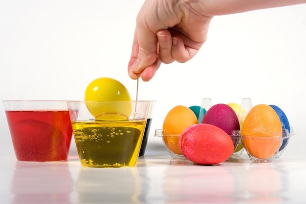 Oeufs de Pâques faits main colorés parfaits isolés sur un blanc