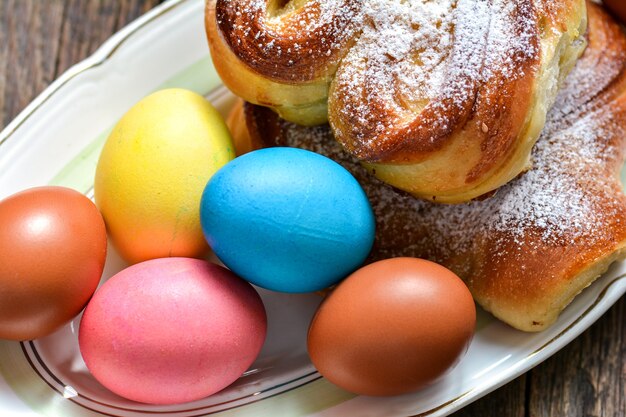 Oeufs de pâques festifs colorés et pâtisserie sucrée de pâques