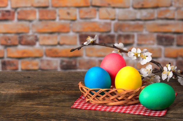 Oeufs de Pâques festifs colorés