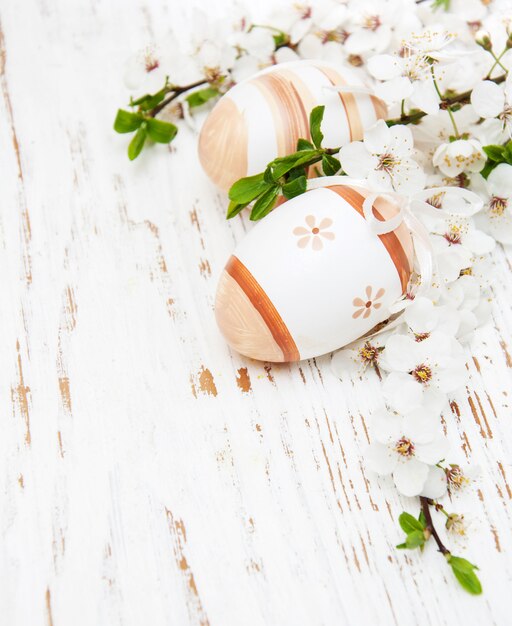 Photo oeufs de pâques et fleur de cerisier