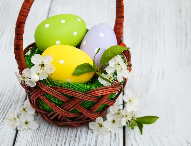 Oeufs de Pâques et fleur de cerisier