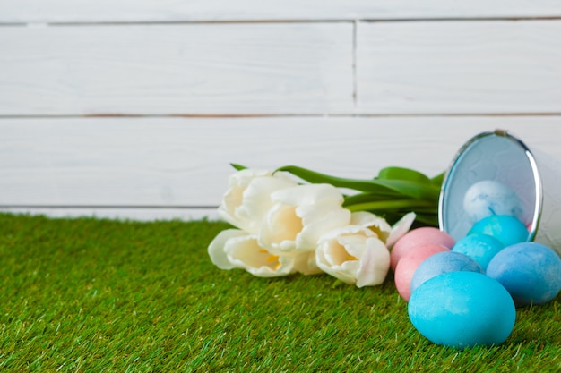 Oeufs de Pâques avec fleur sur l'herbe verte