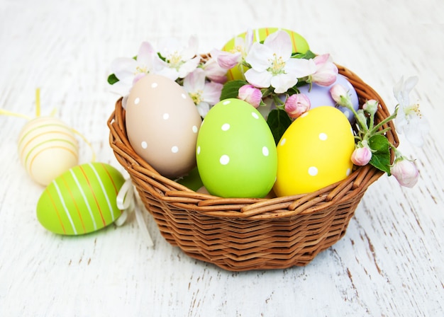 Oeufs de Pâques et fleur de pommier