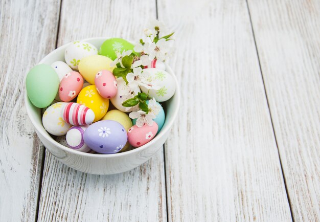 Oeufs de Pâques et fleur de printemps