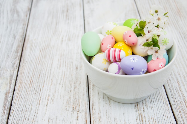 Oeufs de Pâques et fleur de printemps