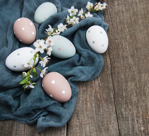 Oeufs de Pâques et fleur de printemps