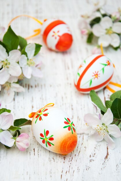 Oeufs de Pâques avec fleur