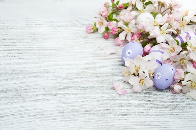 Oeufs de Pâques avec fleur