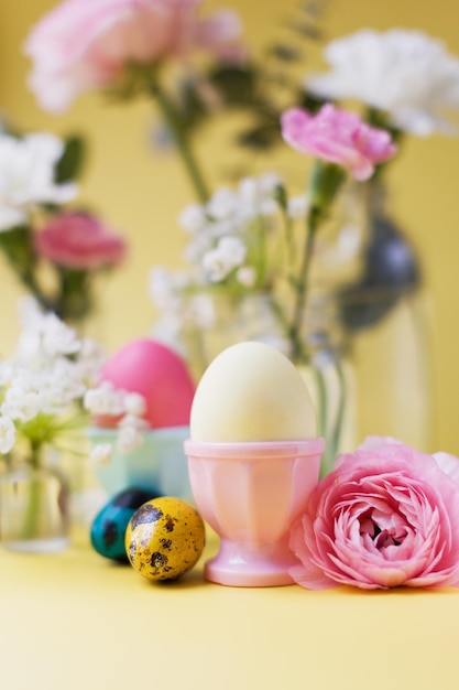 Oeufs de Pâques fleurs sur fond jaune