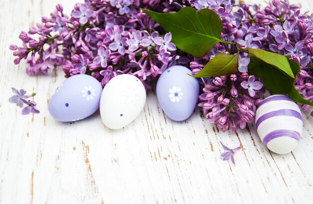 Oeufs de Pâques et fleurs lilas fraîches