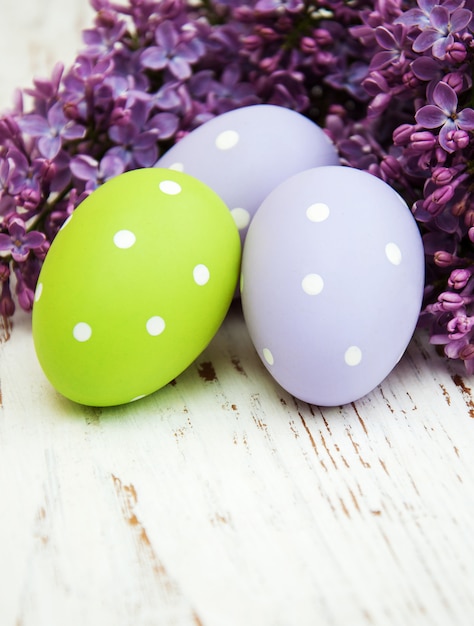 Oeufs de Pâques et fleurs lilas fraîches