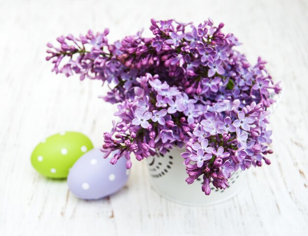 Oeufs de Pâques et fleurs lilas fraîches