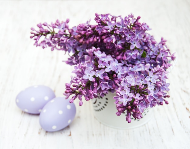 Oeufs de Pâques et fleurs lilas fraîches