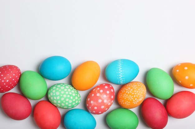 Oeufs de Pâques et fleurs sur la vue de dessus de table