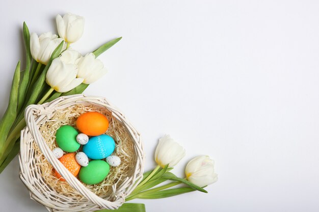 Oeufs de Pâques et fleurs sur la vue de dessus de table