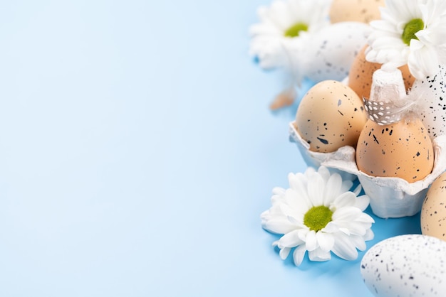 oeufs de Pâques et des fleurs