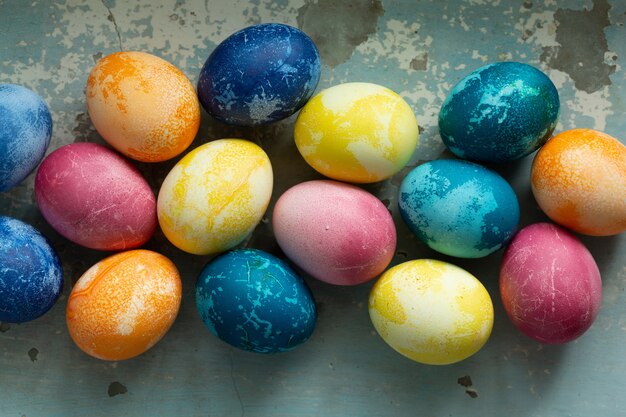 Oeufs de Pâques sur fond de béton ancien bleu