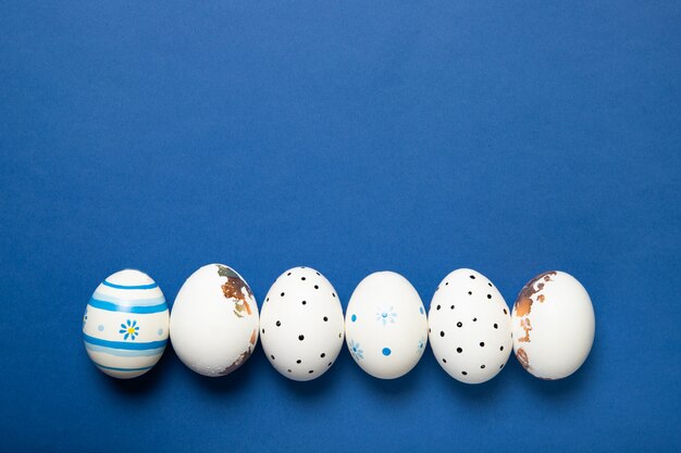 Oeufs de Pâques sur fond bleu