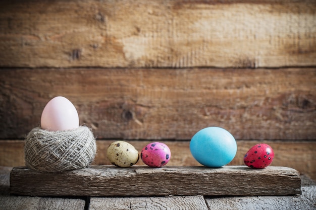 Oeufs de Pâques sur fond de bois ancien