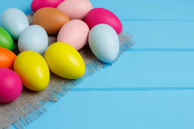 Oeufs de Pâques sur fond de bois bleu