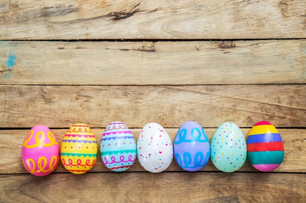 Oeufs de Pâques sur fond en bois avec espace