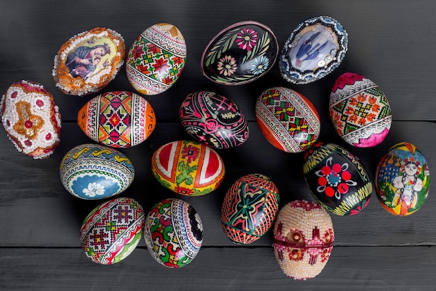 Photo oeufs de pâques sur un fond en bois noir multicolore