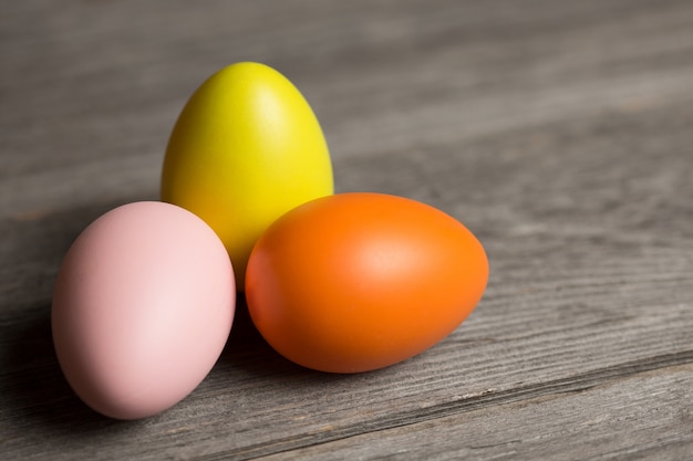 Oeufs de Pâques sur fond de bois