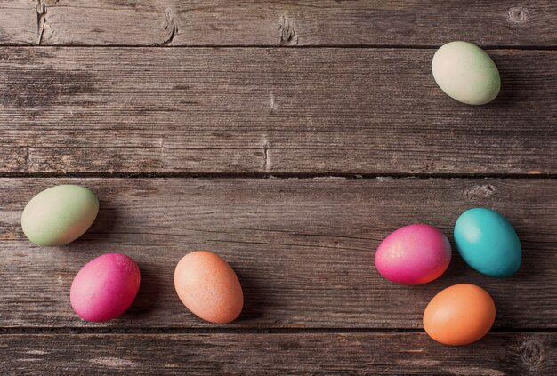 Oeufs de Pâques sur fond de bois