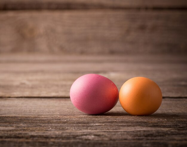 Oeufs de Pâques sur fond de bois