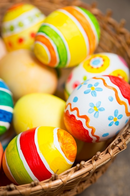 Oeufs de Pâques sur fond de bois