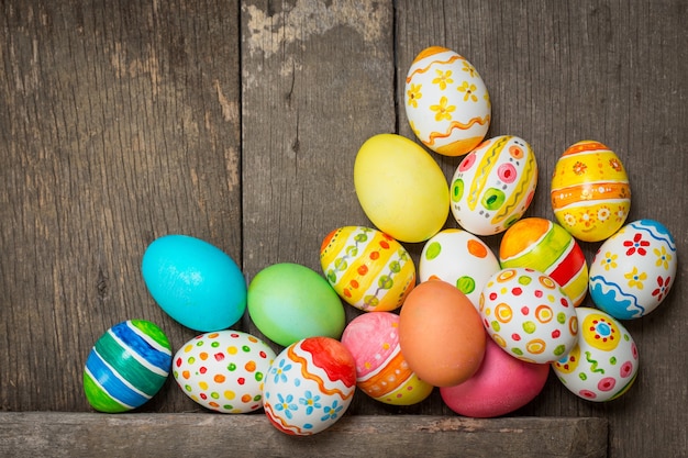 Oeufs de Pâques sur fond de bois