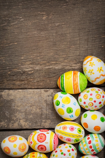 Oeufs de Pâques sur fond de bois