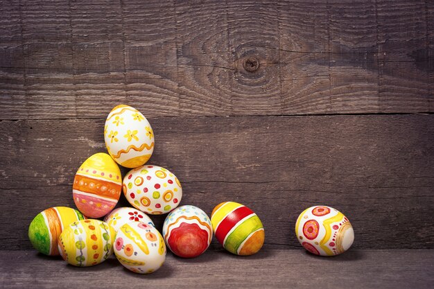 Oeufs de Pâques sur fond de bois